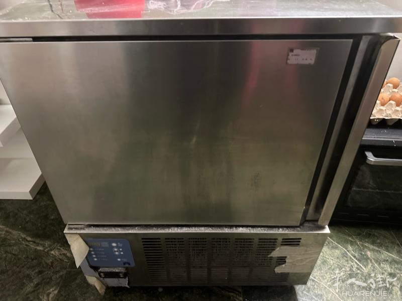 二手出俩冰柜米兰loreto附近有需要的联系 一个是三开门冰柜 一个是急冻冰柜