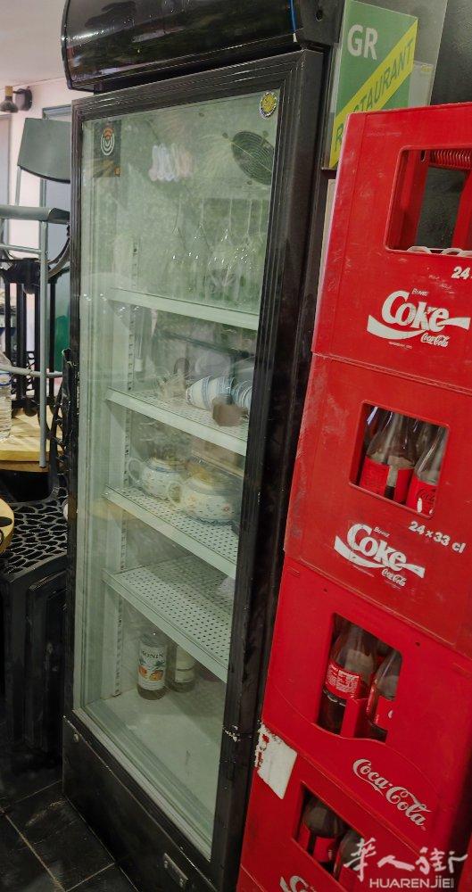 出售一台商用饮料展示冰箱（玻璃门立式冰柜），适合餐厅、咖啡店、酒吧、容量大，可放