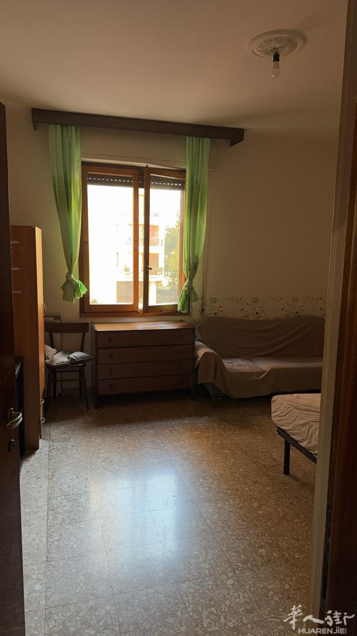 via roma 红袋子公司附近，大房间搭铺。