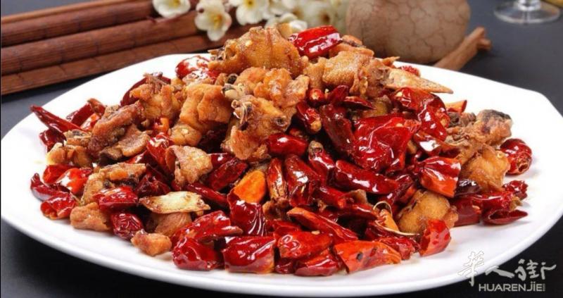 我们是一家融合新疆特色美食与意大利料理的餐厅。  这里有麻辣鲜香的干煸炒面（必点