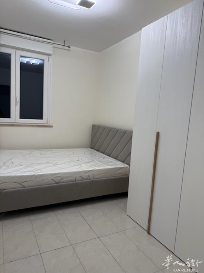 时代广场后面，新住家有一个房间搭铺，全新家具，新棕床垫，有地暖，480，欢迎俩夫