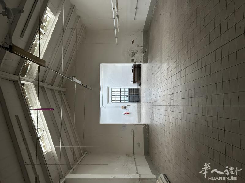 prato市galciana区现出租一个C3用途的工厂230平米