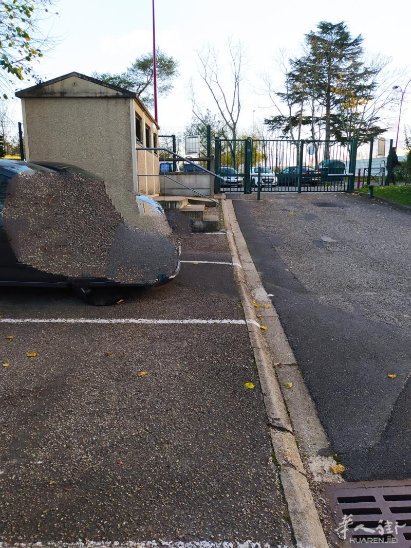 Je loue une place de parking aérienne, sans limitation de hauteur, située dans une résidence sécurisée.📍 Adresse : 3 allée Maurice Baquet, 95870 Bezons🔐 Sécurité : résidence fermée avec portail et accès par badge🚗 Type : parking extérieur (aérien), f