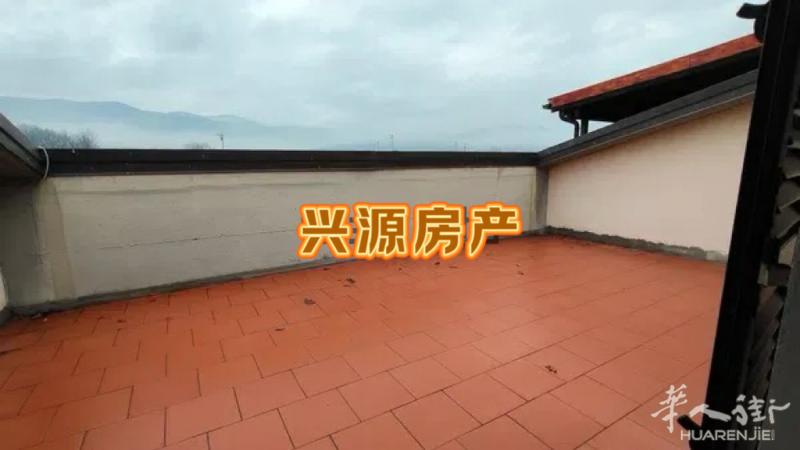 Prato在Seano 别墅出售 220平方米带花园 房子总四层  有一个私人车
