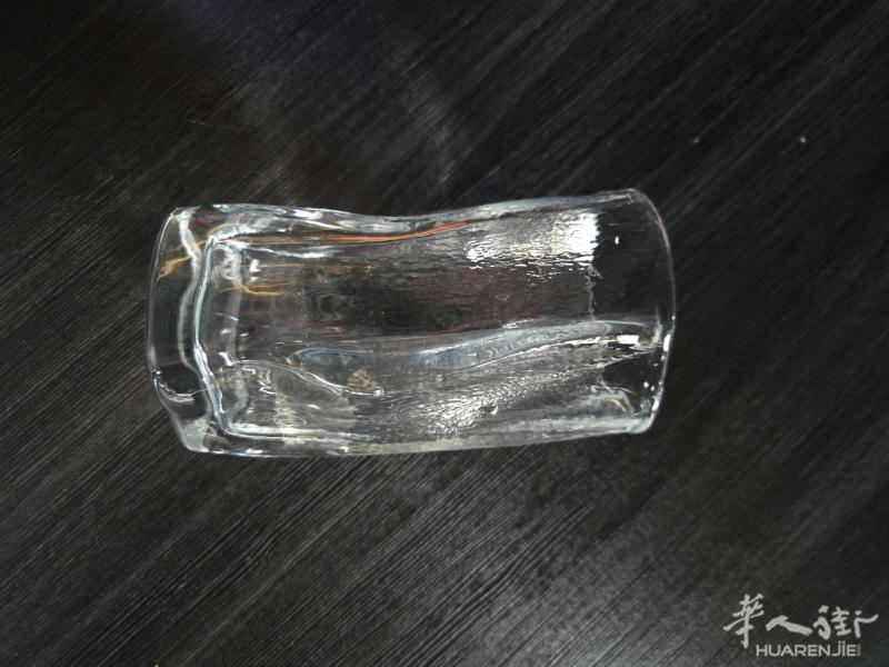 因卖多了便宜出售全新未使用的餐桌椅子和盘子以及刀叉