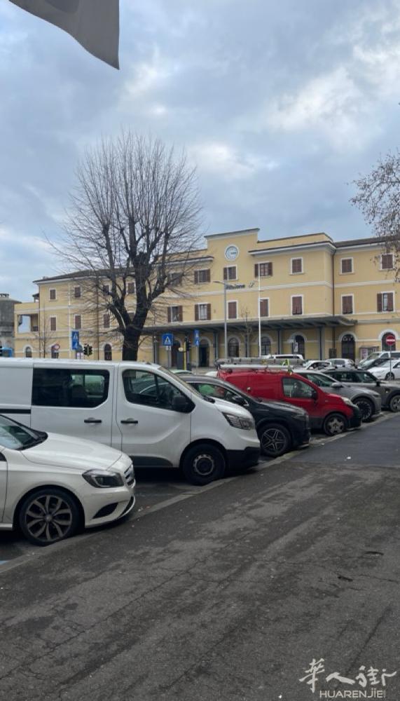 ＇Empoli火车站前面有一空店面转让．可以开美甲店或理发店有意者过来看看