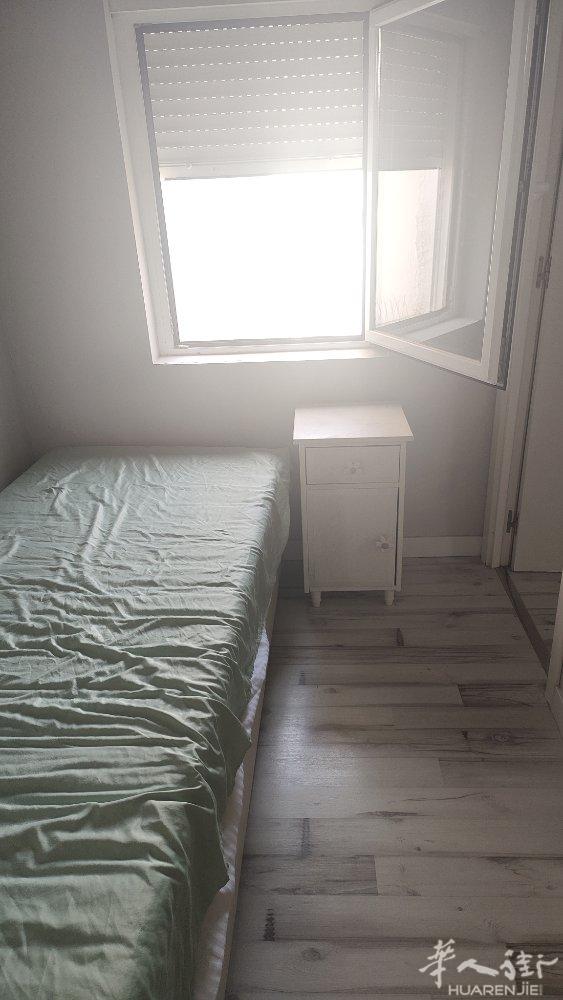马德里usera有单人间出租，住家安静干净有网络，要求不抽烟