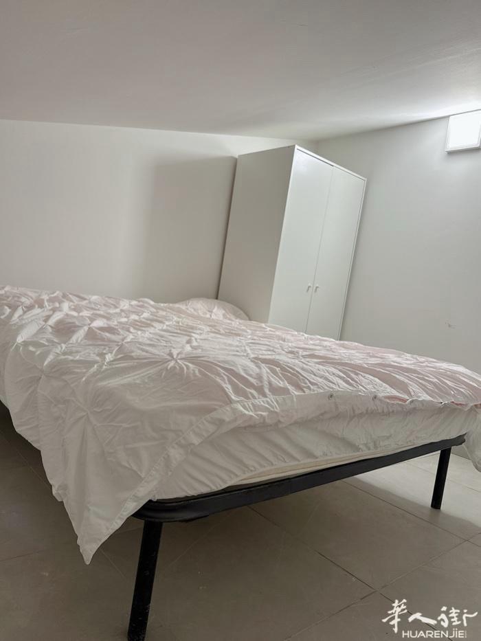香满楼对面停车场附近有正规小房间搭铺在三楼楼中楼房租350有柜子1.6床窗户阳光