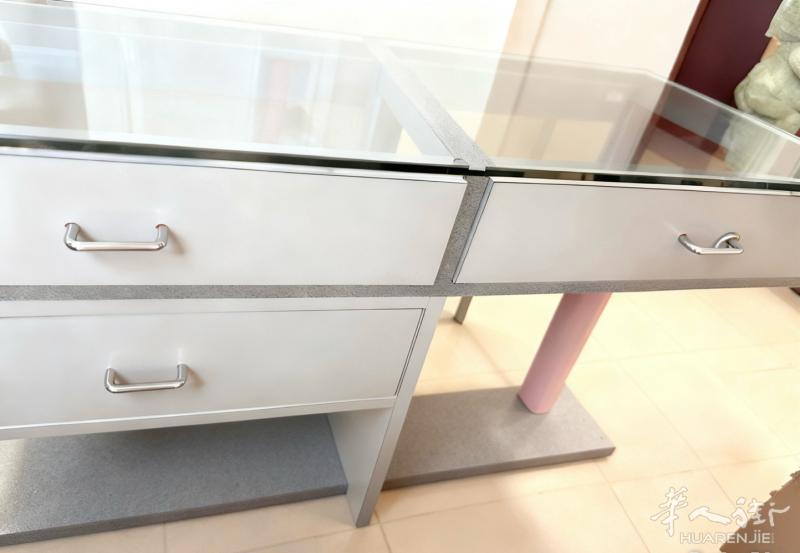 展示玻璃柜， 蛮新的。 200欧出， 自提Lugo -（ra）