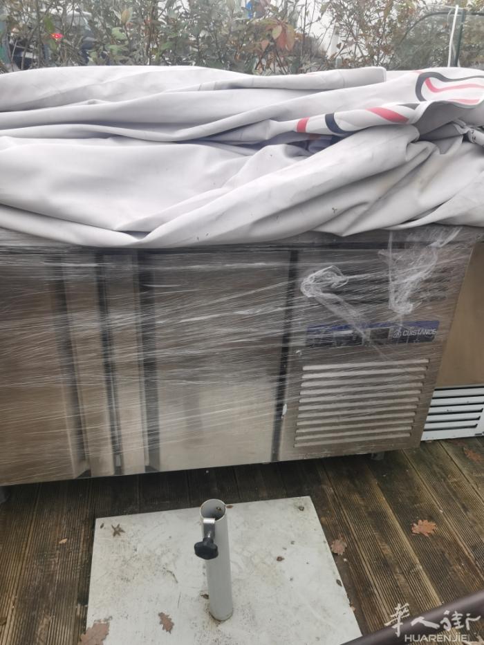 一个不锈钢冷柜工作台及九宫格冷柜，如你正需要，请电或留言0666354487 .