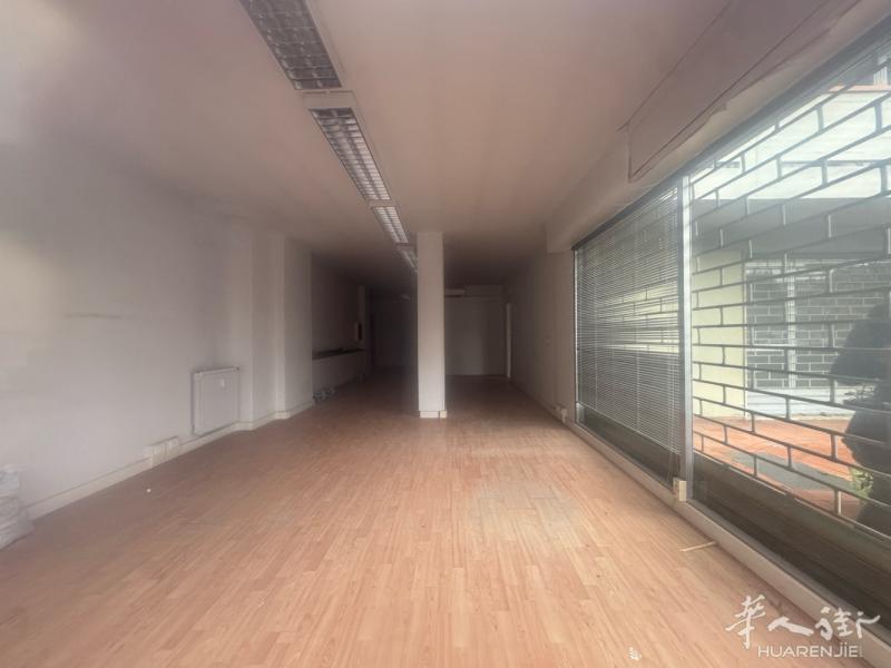 Firenze 佛罗伦萨 Novoli商铺出租 240mq  三个橱窗 via