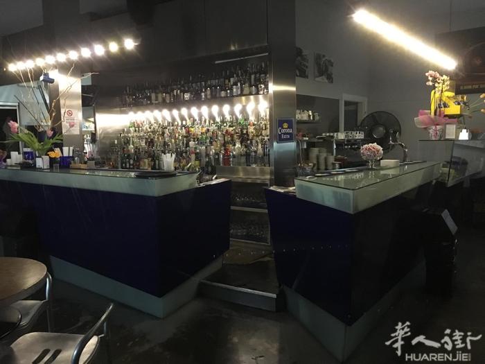 萨沃纳港的知名酒吧。  我们提供的这家酒吧极具发展潜力。  酒吧位于萨沃纳码头最