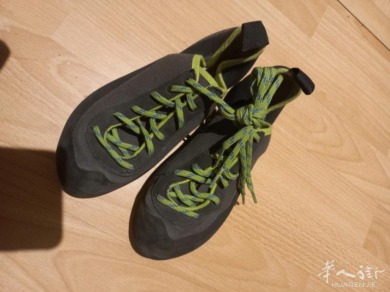 9.9成新36～37码登山鞋， 25€出，可送至地铁口。有意发信息至060808