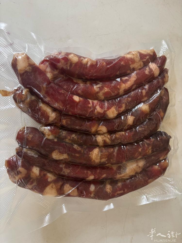 纯手工香肠，五香咸甜口味，已经晾晒好的，上锅蒸30分钟即可开吃，每公斤35欧，真