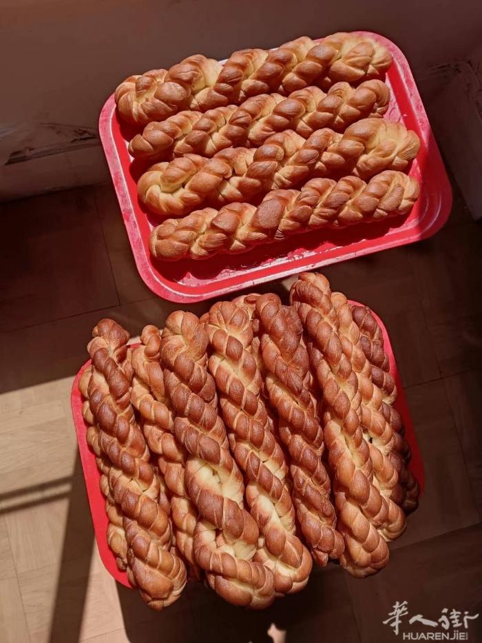大麻花儿和粘豆包，肉皮冻，油炸糕，年糕饼，各种咸菜！多种美食热卖中！