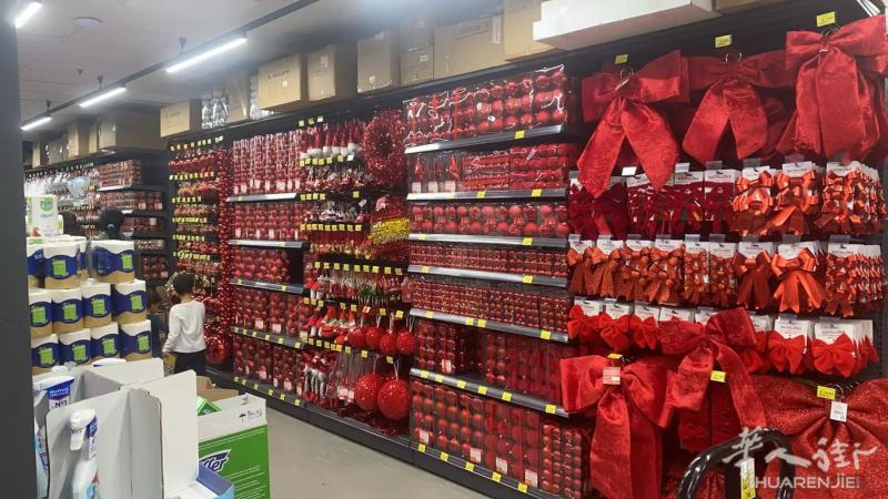 我们团体提供百货 服装改造包括摆精品和花区和摆新店。我们团体可根据客户要求和意见