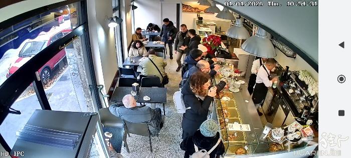 在90, 91 ,92 ,2路电车的交叉处，转角4个门面的酒吧转让，地理位置非常