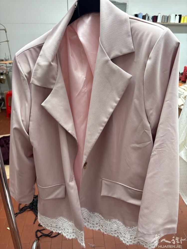 招熟手女车工一名。 方便住宿。两夫妻优先。本厂长年有货。以西装衣服裤子为主。中粗