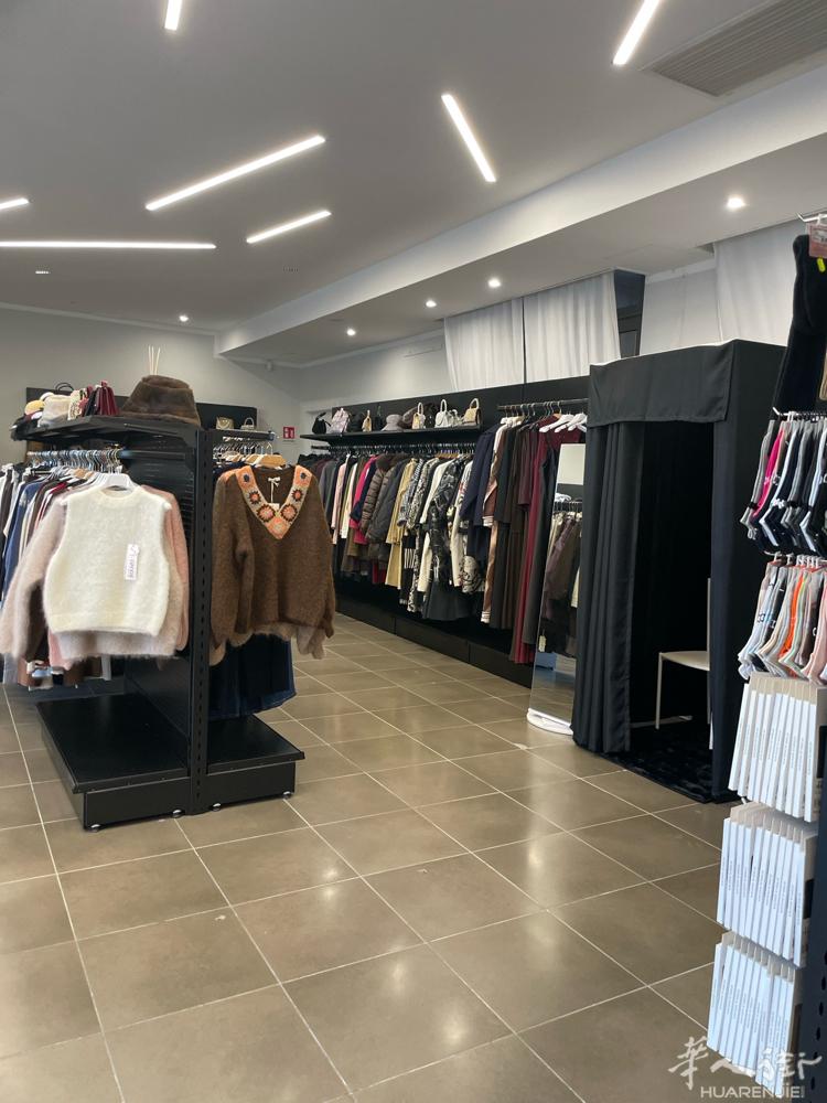 米兰周边城市Bergamo修改店带服装店100平方转让，可改修补+干洗，已经铺好
