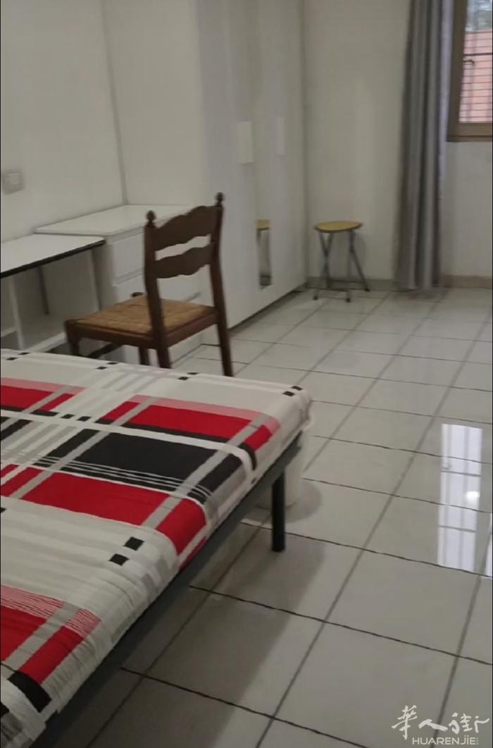 搭铺：brozzi小学与sanggina中间位置，安静，正规房间，星期天可以煮饭