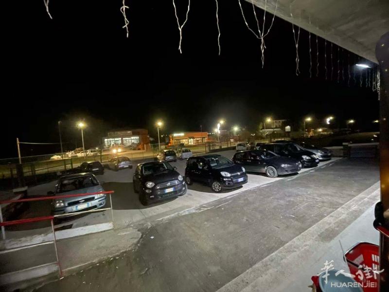 百货店低价出售，人流量可以的，本人急需回国，有兴趣的可联系：3778402319