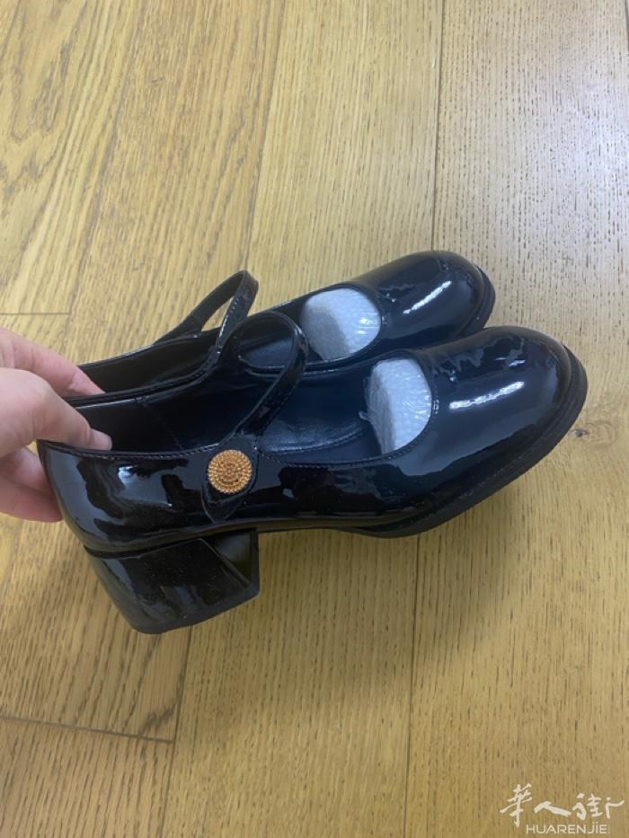 女生公主鞋35码全新的，因为拍的时侯没看多拍了一双，有需要的打电话