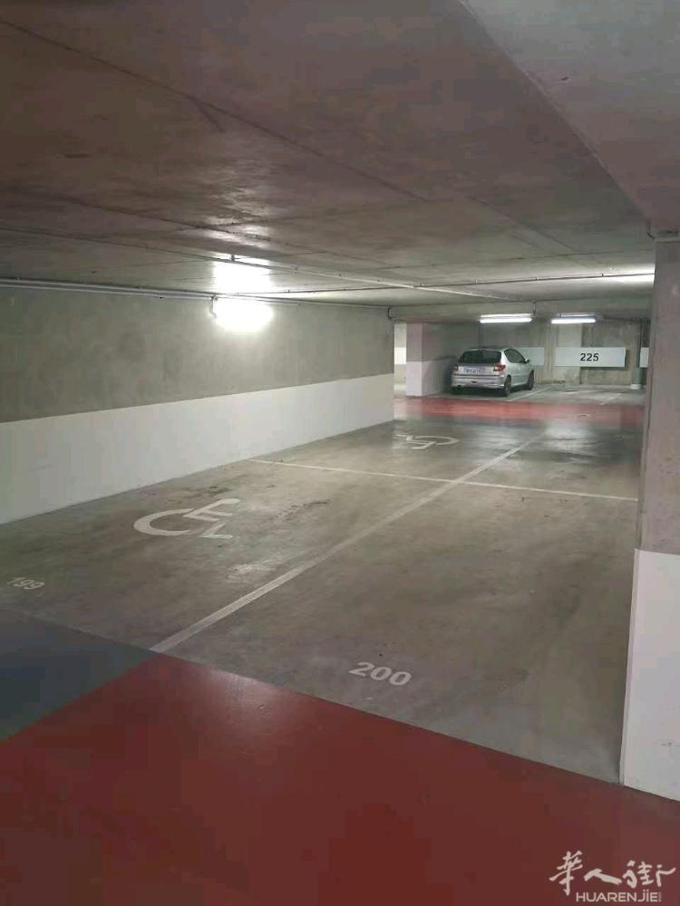 93区，Gallieni 地铁口对面，新房这里有4个车位出租，有意者请联系061