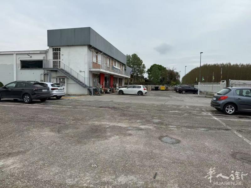Ferrara附近 主干道服装百货店转让 车流量大｜带停车场｜楼上住家 因店主同