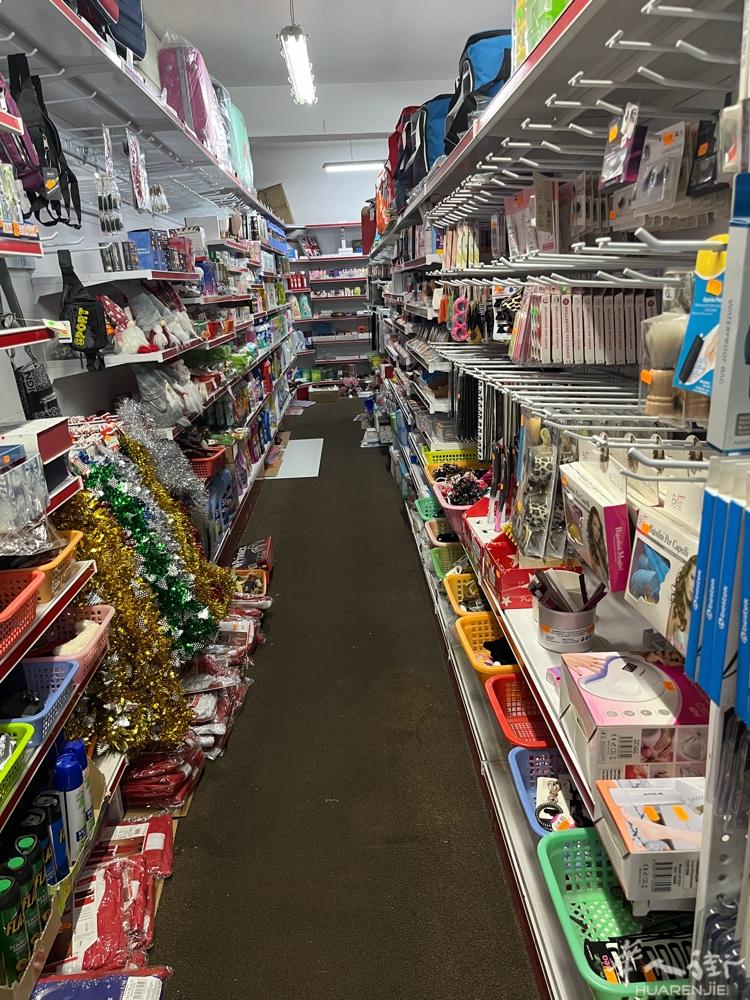 来个倒货的老板  出本店所有东西 白菜价  包括货架  地址legnano附近