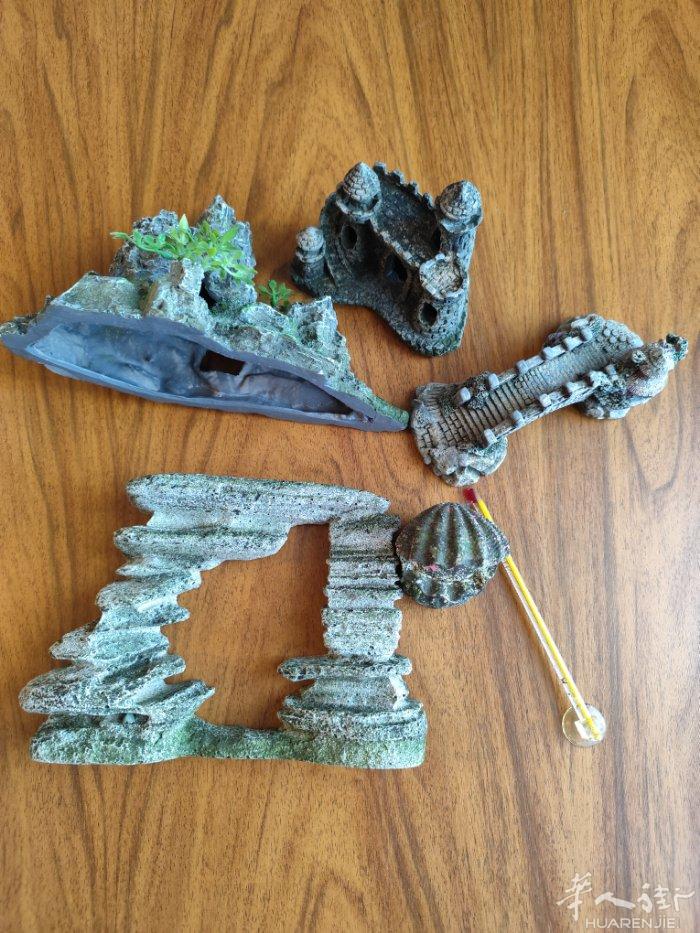 鱼缸装饰品 搬家，出售一些鱼缸里的装饰品，图片上就是所有，原价三十多欧，现在一起