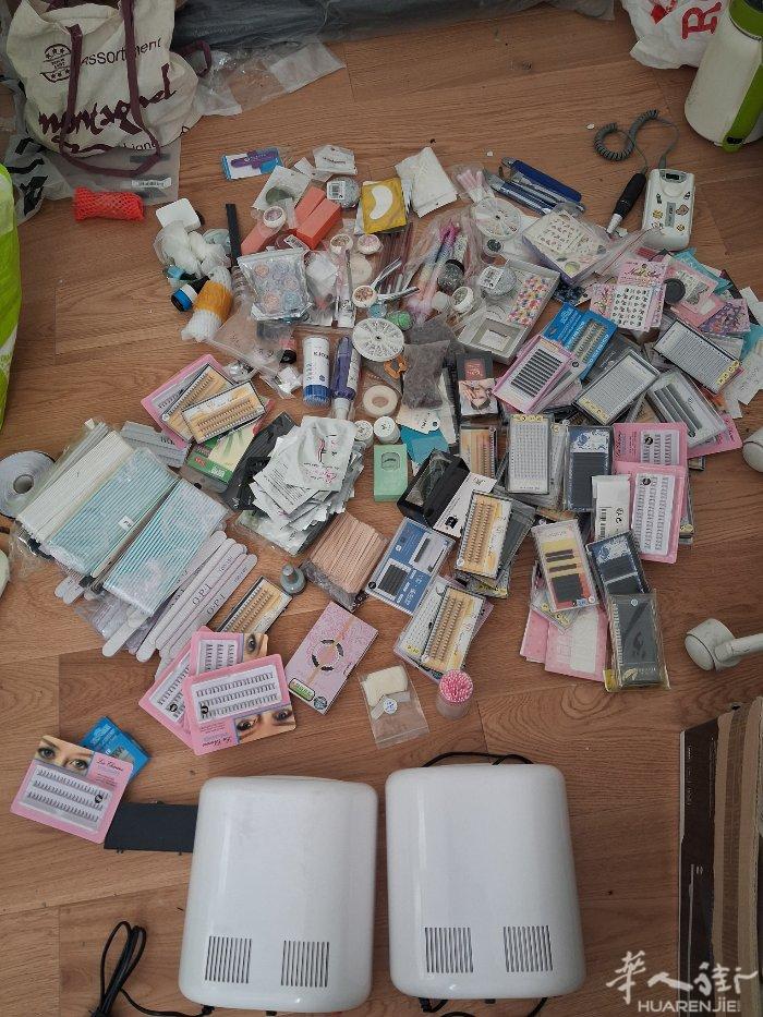 美甲工具基本全新还有睫毛和两张椅子
