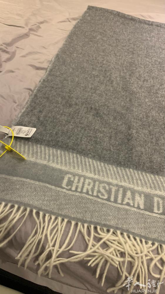 高仿 低价出售 围巾christian Dior 美到让你年轻10岁。和真的，一