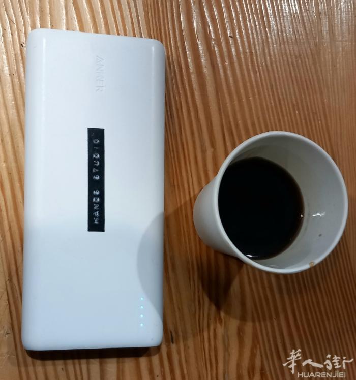 出“充电宝”，可同时给3部手机或3种不同的电子设备充电。Output: 5A=6