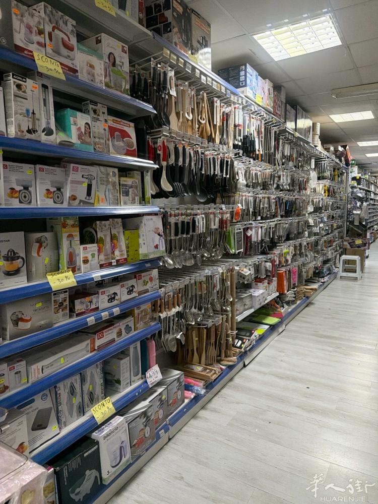 【店铺转让】 位于 Catania 的一家经营多年的 2000㎡服装＋百货大型综