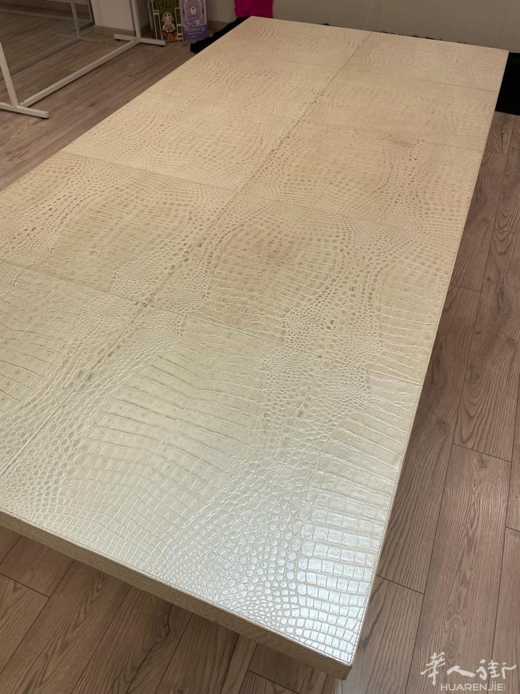 低价出Fendi Casa鳄鱼皮桌子