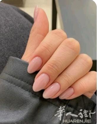 米兰周边招聘美甲中工，想马上上手做光疗的小姐姐最适合哦，住进家近店员好相处四六分