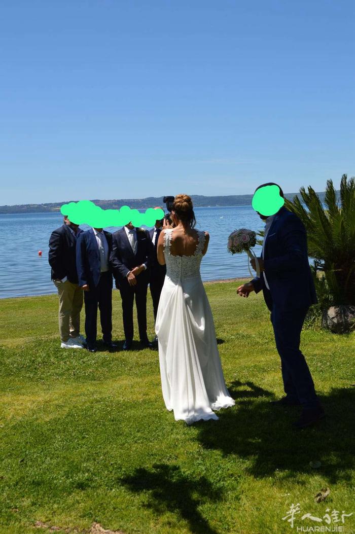 帮一位意大利朋友卖二手婚纱，有兴趣的朋友可以联系她本人了解详情347407999