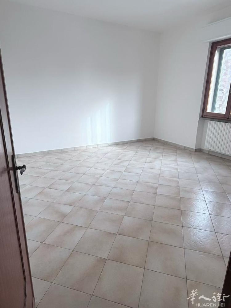 Tavola教堂附近住家出租，一楼，3房一厅一卫一洗衣房一阳台，房租2000。押