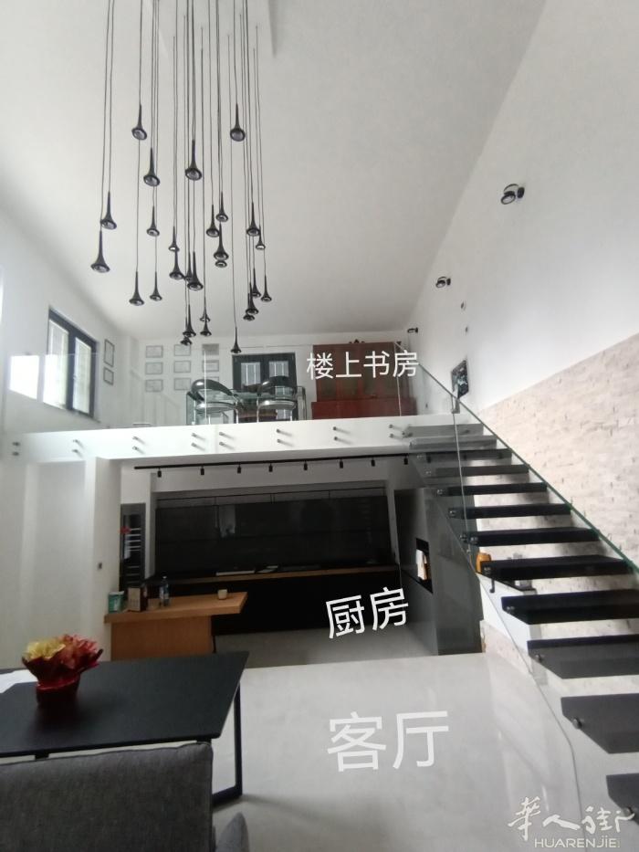 PAVIA 全新，精装别墅 出让。上下两层，花园和游泳池。不中介。想了解先加我微