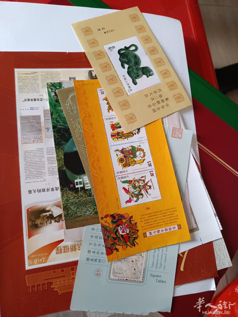 6本年票加一本有1300张左右邮票，还有一点点小型张送人几百张老外的邮票，全部一起150欧，有兴趣的朋友请联系0668172360