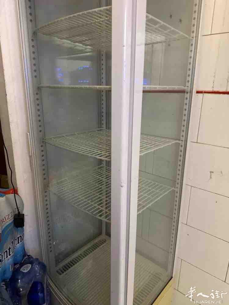 出甜点冰箱