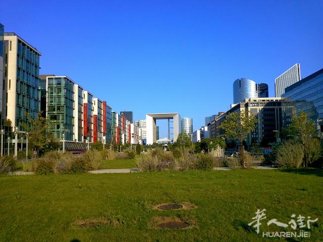 罕见房源. 自带浴室.交通相当便利，距RER A 站两分钟。距la defense 步行10多分钟，RER A 坐一站