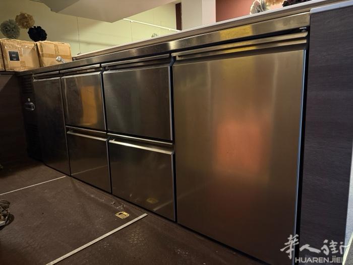 出售吧台冰箱，270x65 仅使用一年，近乎全新。 价格 2800€ 电话： 3