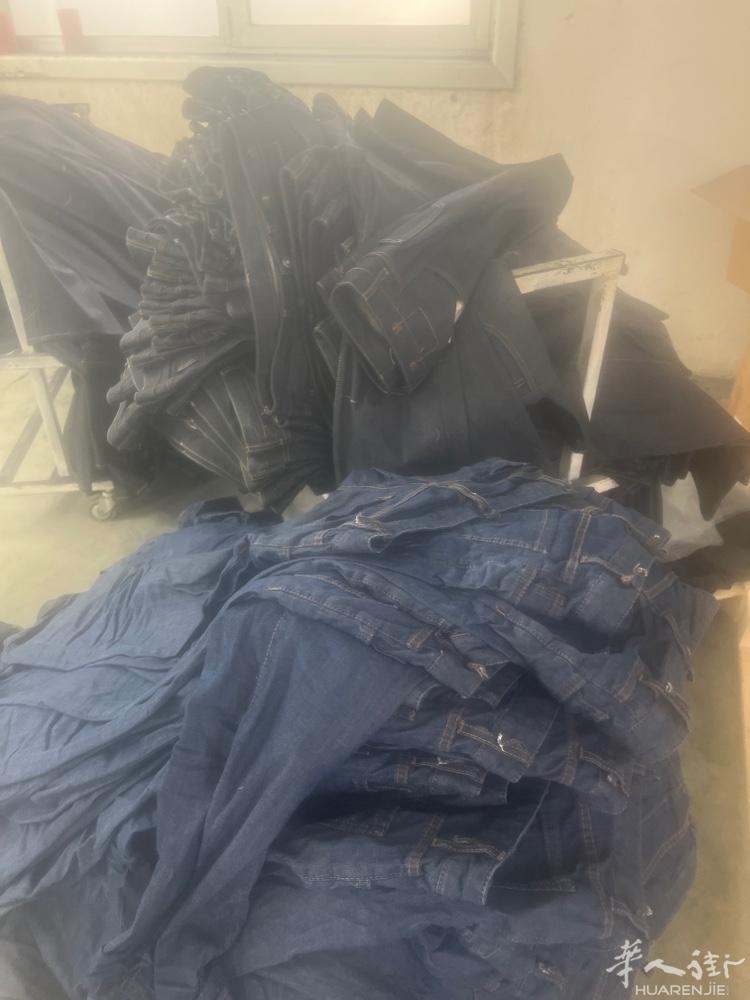 刷牛仔裤👖工厂 找刷牛仔裤👖师傅 工作时间早上八点到晚上七点 有要找工作的朋