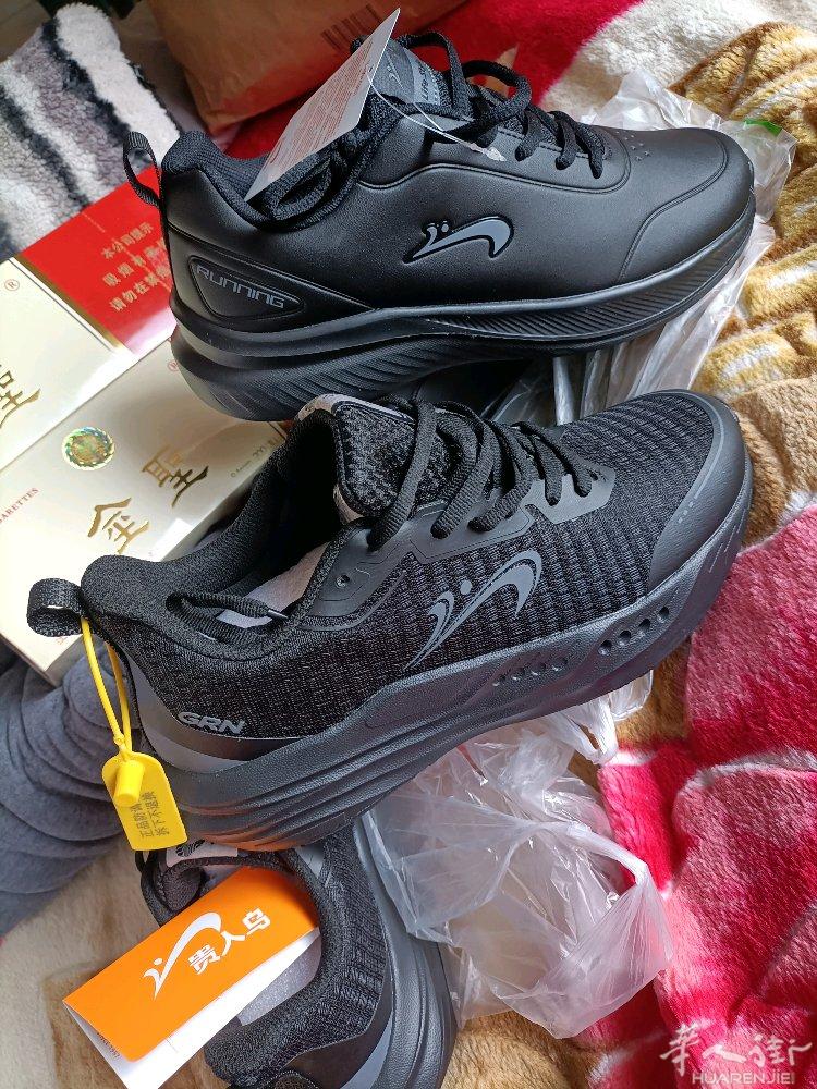 两双全新品牌（贵人鸟）鞋40码、老乡国内刚帮带过来