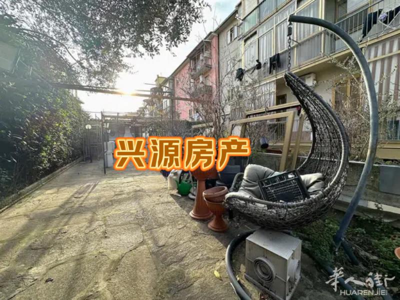 Prato在chiesa nuova 近红袋子超市附近 地平层带院子出售： 面积