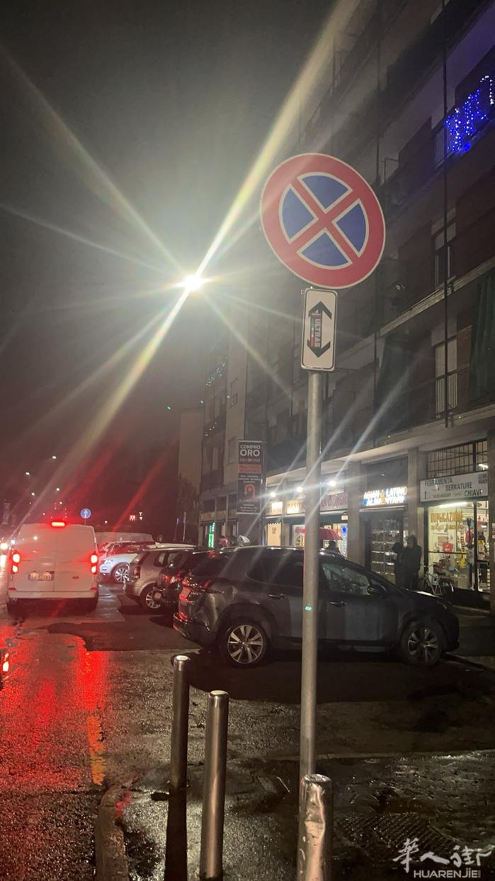 米兰边六万多人口的富有城市 市中心小吃店带酒吧 有150来平方住家110平方店租