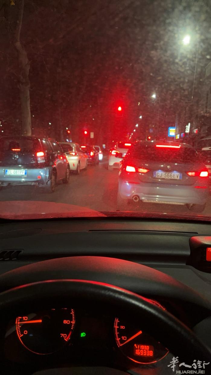 近macmahnon教堂卖散街，即日起有单人小房间出租。电话☎️37782846