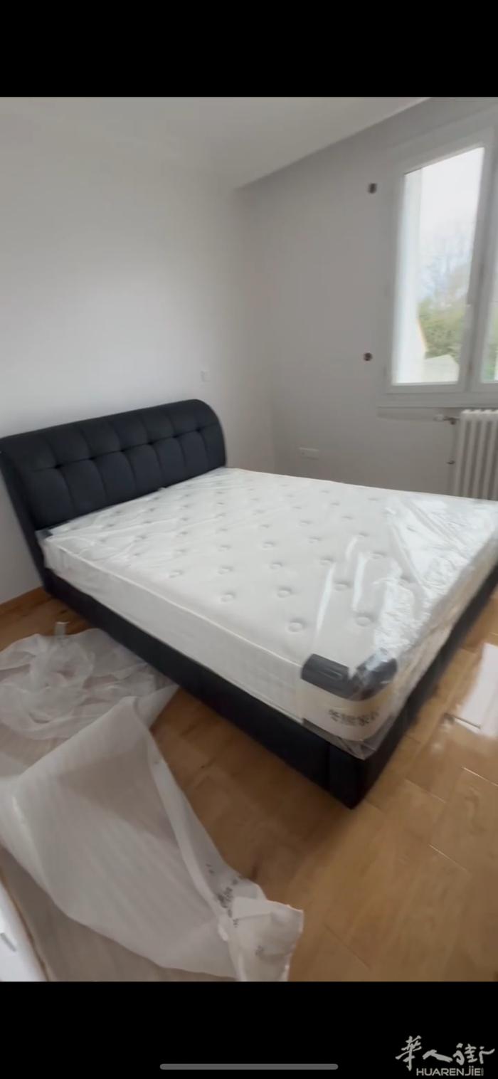 全新床150*200 没有用过 因为不喜欢这个颜色  床700€ 床垫500€