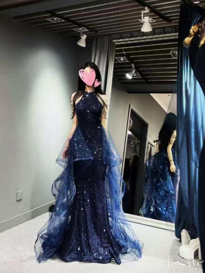 出18岁成人礼服 没穿过 52欧低价出 如没有接电话 请加微信ZC08le